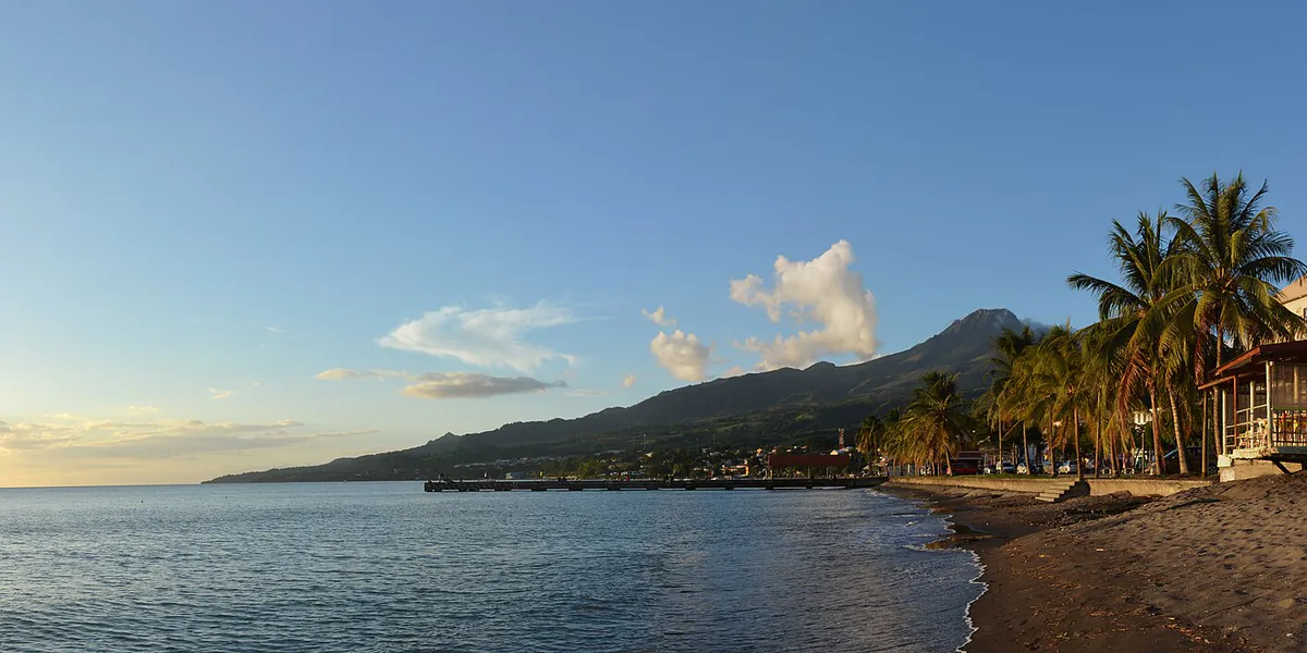 Panorama de la montagne Pelée dominant la côte nord de la Martinique